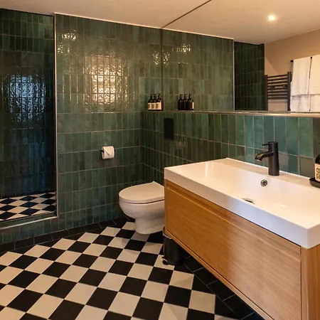 The Charming By Curt Berlín