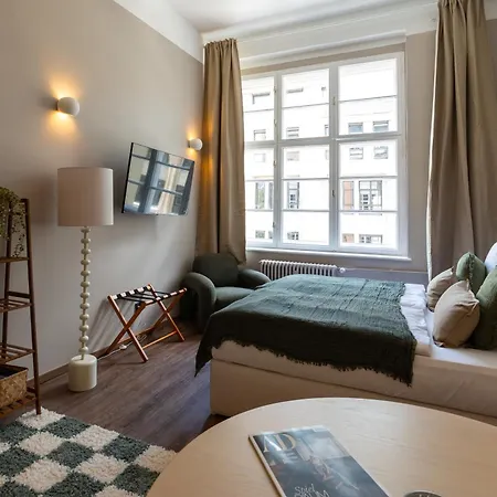 The Charming By Curt Berlín