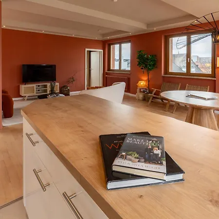 Otel The Charming By Curt Berlin