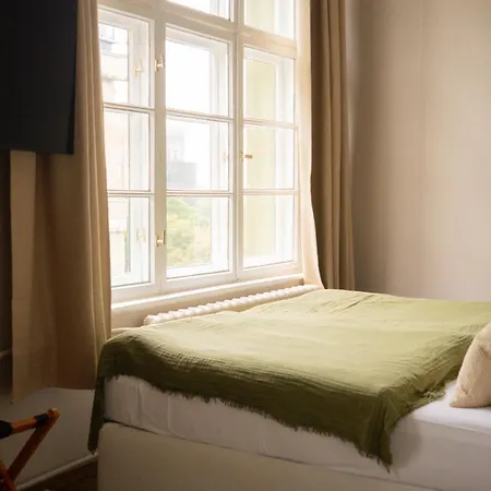 Otel The Charming By Curt Berlin